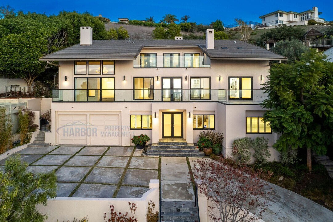 1245 Vía Landeta in Palos Verdes Estates, CA - Building Photo