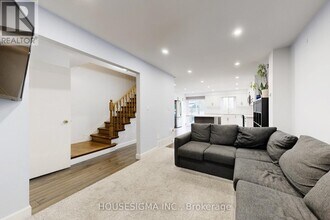 54 Oakmount Crescent in Vaughan, ON - Building Photo - Building Photo