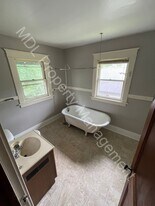 1826 Stone St in Saginaw, MI - Building Photo