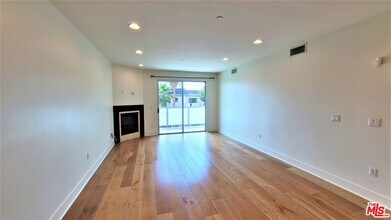 7133 Hawthorn Ave-Unit -302 in Los Angeles, CA - Building Photo - Building Photo
