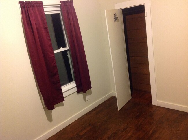 205 Hester St, Unit Apartment B in Bloomfield, MO - Foto de edificio - Building Photo