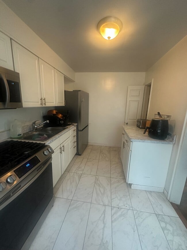 2301 Iverson St in Temple Hills, MD - Foto de edificio - Building Photo