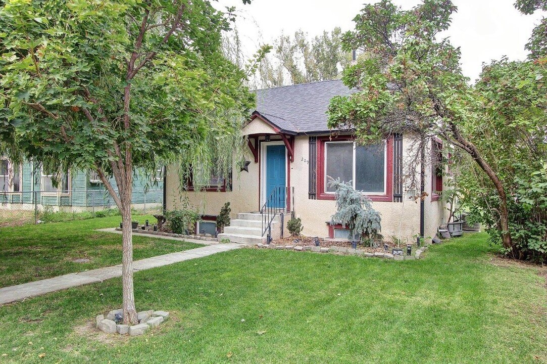 209 E Montana Ave in Homedale, ID - Building Photo