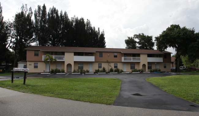 3810 Lora St in Ft. Myers, FL - Foto de edificio - Building Photo