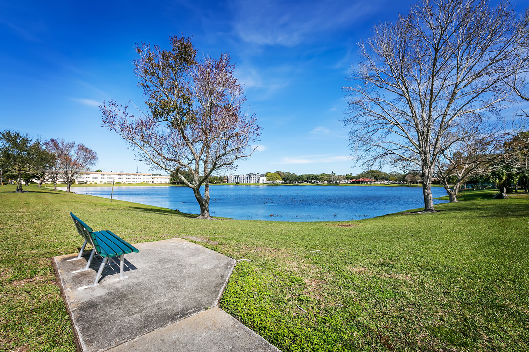 Lakeside in St. Petersburg, FL - Building Photo