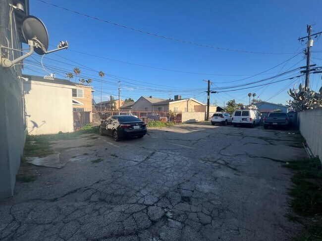 810 W 62nd St in Los Angeles, CA - Building Photo - Building Photo