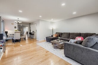 2250 Ridge Dr, Unit # 21 in Minneapolis, MN - Building Photo - Building Photo