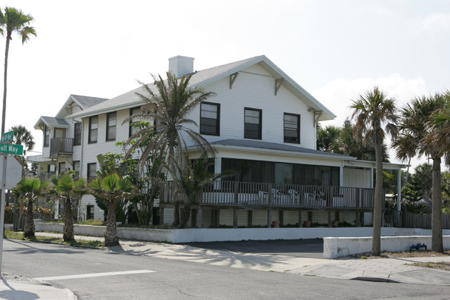 Gulf Way Inn in St Pete Beach, FL - Building Photo - Building Photo