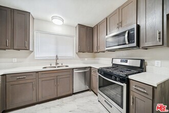 3652 Carmona Ave in Los Angeles, CA - Foto de edificio - Building Photo