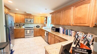 29 Skymark Ct in Upper Saddle River, NJ - Building Photo - Building Photo
