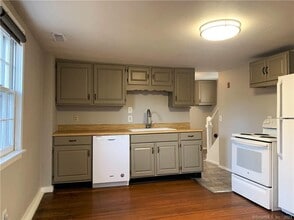 39 Damascus Rd in Branford, CT - Building Photo - Building Photo