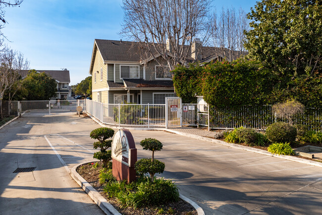 Laurelwood in Carson, CA - Foto de edificio - Building Photo