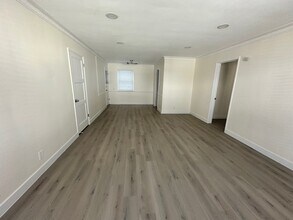 15046 Dickens St, Unit B in Sherman Oaks, CA - Building Photo - Building Photo