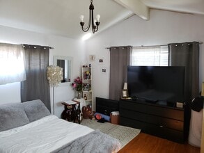 16020 Firmona Ave, Unit 1 in Lawndale, CA - Foto de edificio - Building Photo