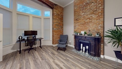 127 N 6th St, Unit # One Half in Quincy, IL - Building Photo - Building Photo