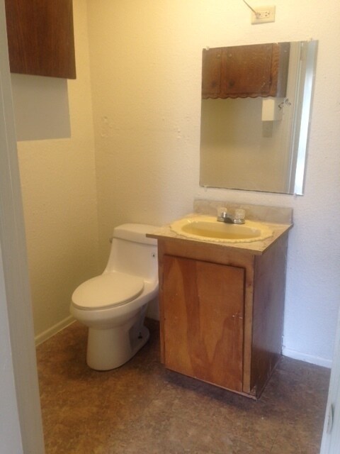 J & B Apartments in Texas City, TX - Foto de edificio - Building Photo