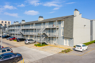 Pontchartrain Oaks in New Orleans, LA - Building Photo - Building Photo