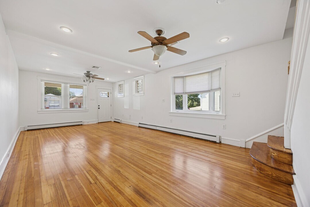 110 W 8th Ave in Conshohocken, PA - Building Photo