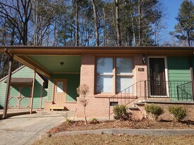 701 Rosalyn Dr in Marietta, GA - Building Photo