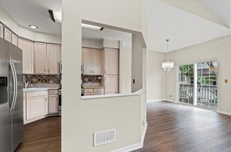 1047 Chadwick Dr in Grayslake, IL - Foto de edificio - Building Photo