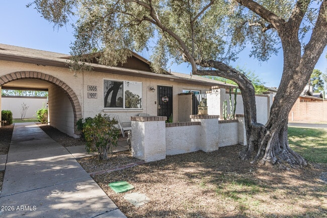 property at 1005 W Laguna Dr