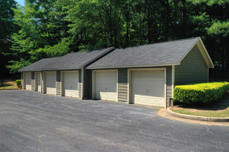 670 Thornton in Lithia Springs, GA - Foto de edificio - Building Photo