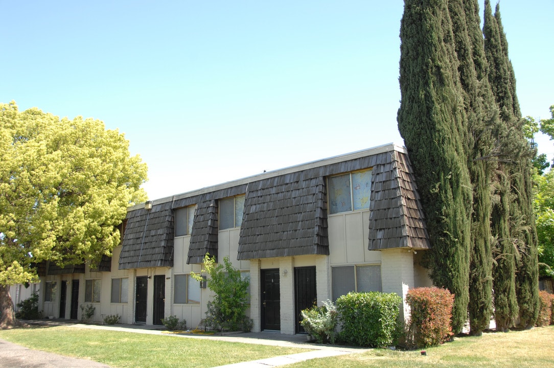 764 E Swain Road in Stockton, CA - Building Photo