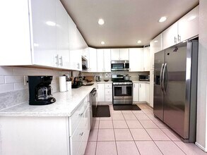 18555 Collins St in Los Angeles, CA - Building Photo - Building Photo