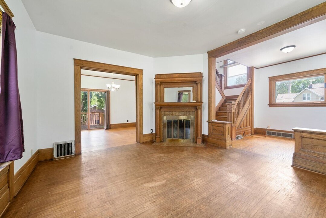 513 W 22nd St in Cedar Falls, IA - Building Photo