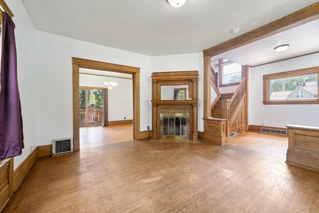 property at 513 W 22nd St