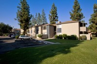 Westchester Place Apartments in Bakersfield, CA - Foto de edificio - Building Photo