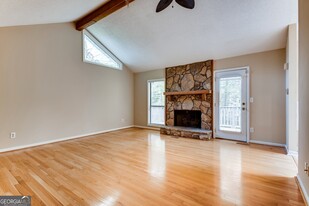 420 River Close in Roswell, GA - Building Photo - Building Photo