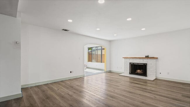 1695 Kenora Dr in Escondido, CA - Foto de edificio - Building Photo