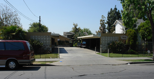 942 W Bishop St in Santa Ana, CA - Foto de edificio - Building Photo