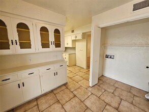 8233 Ferguson Rd in Dallas, TX - Building Photo - Building Photo