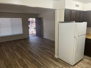 585 S Royal Crest Cir in Las Vegas, NV - Building Photo - Building Photo