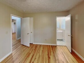 5676 Crestwood Dr SW in Stone Mountain, GA - Building Photo - Building Photo