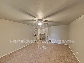 210 St Charles Way in Midwest City, OK - Building Photo - Building Photo