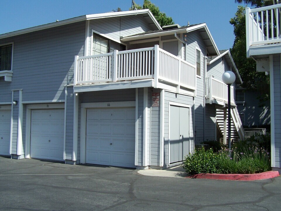 233 Evergreen Ct in Azusa, CA - Building Photo