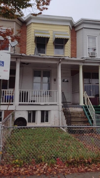 3208 W Belvedere Ave in Baltimore, MD - Building Photo
