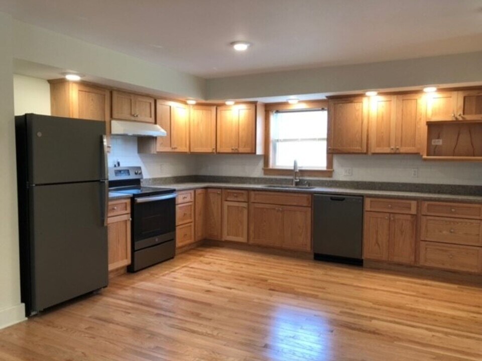 26 Madison St in Hamilton, NY - Building Photo