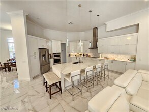 8122 Wilshire Lakes Blvd in Naples, FL - Foto de edificio - Building Photo