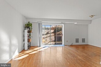 1931 N Cleveland St, Unit 213 in Arlington, VA - Foto de edificio - Building Photo