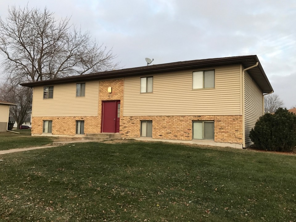 465 W James St in Walcott, IA - Building Photo