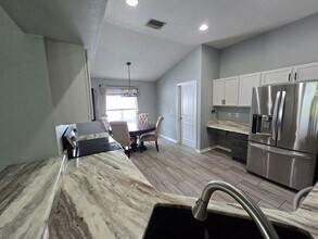 1124 Lumsden Pointe Blvd in Valrico, FL - Building Photo - Building Photo