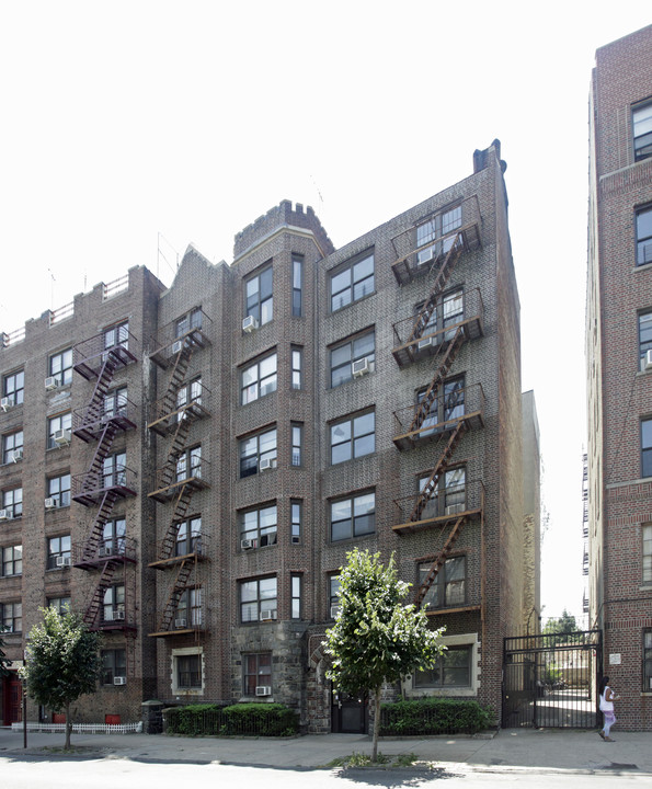 340 E 207th St in Bronx, NY - Building Photo