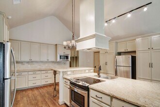 1003 Dominik Dr in College Station, TX - Building Photo - Building Photo