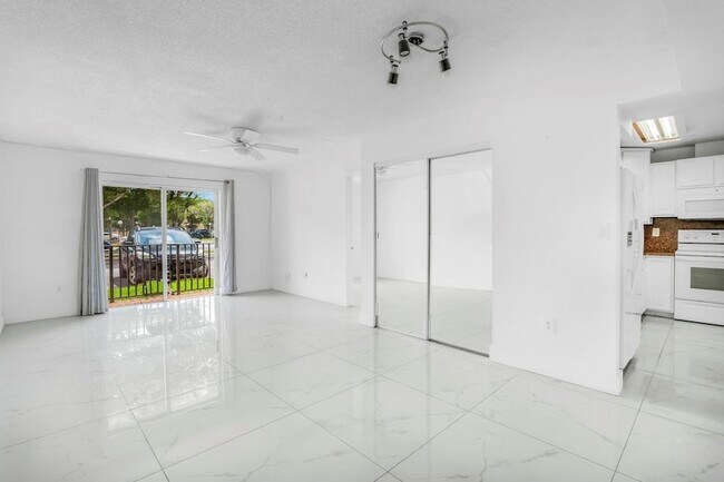 4805 NW 7th St, Unit 10515 in Miami, FL - Building Photo - Building Photo