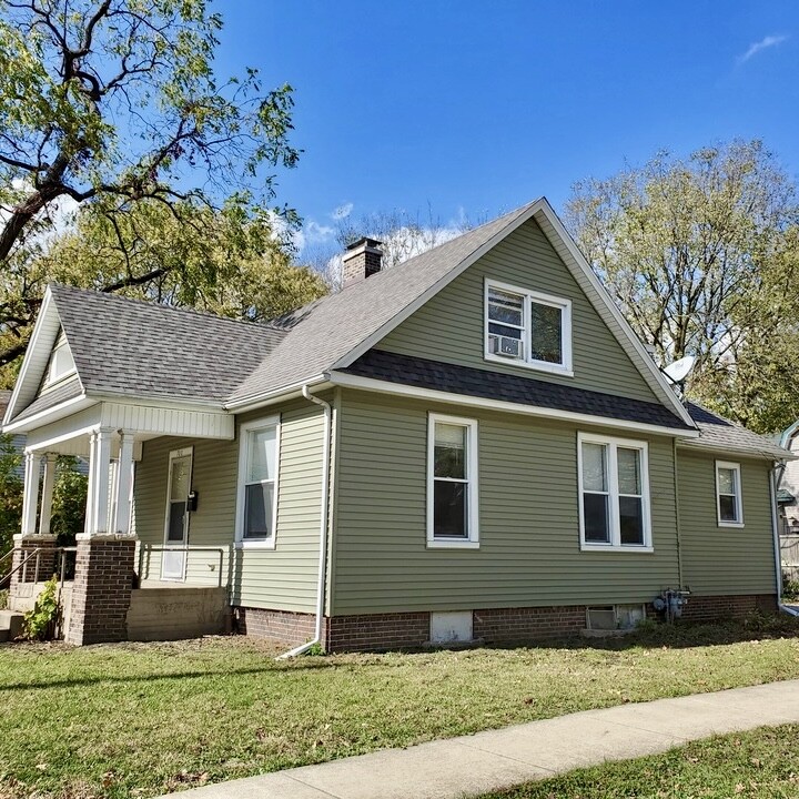 700 W Illinois St in Urbana, IL - Building Photo