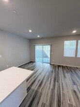 9452 N Chestnut Ct in Camas, WA - Foto de edificio - Building Photo